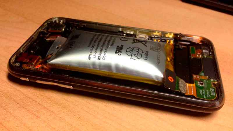 ¿Qué debo hacer si la batería de mi celular se infla?